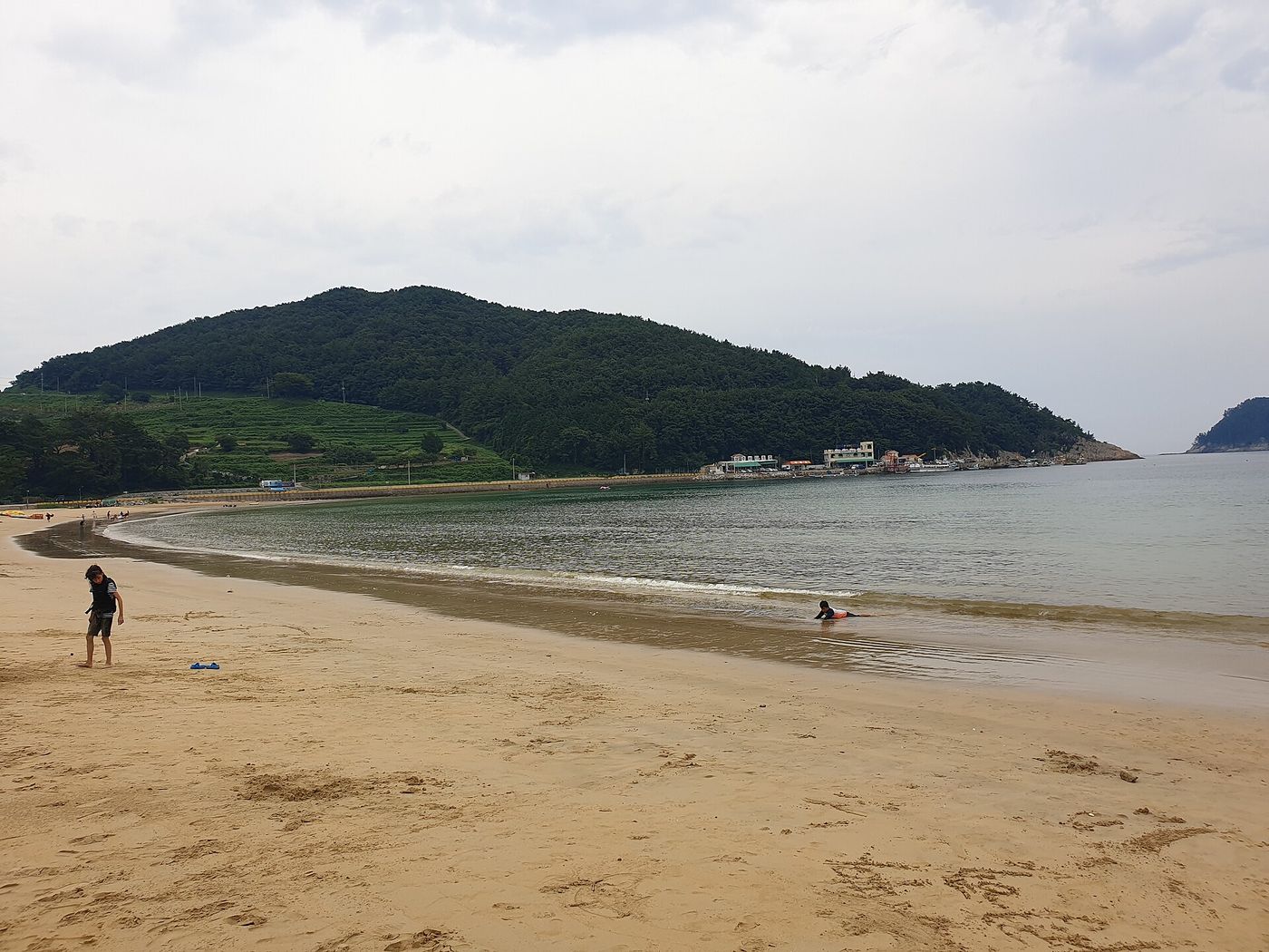 상주은모래비치 — 금산을 등지고 초승달처럼 휜 고운 백사장