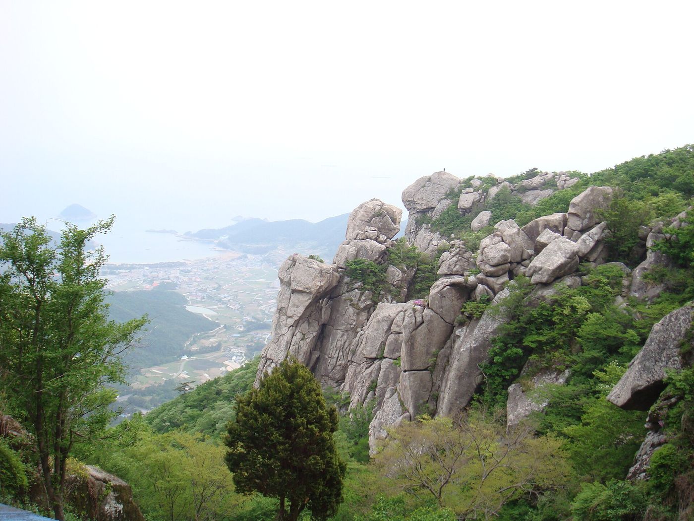 금산의 기암절벽과 발아래 흩어진 남해의 섬들