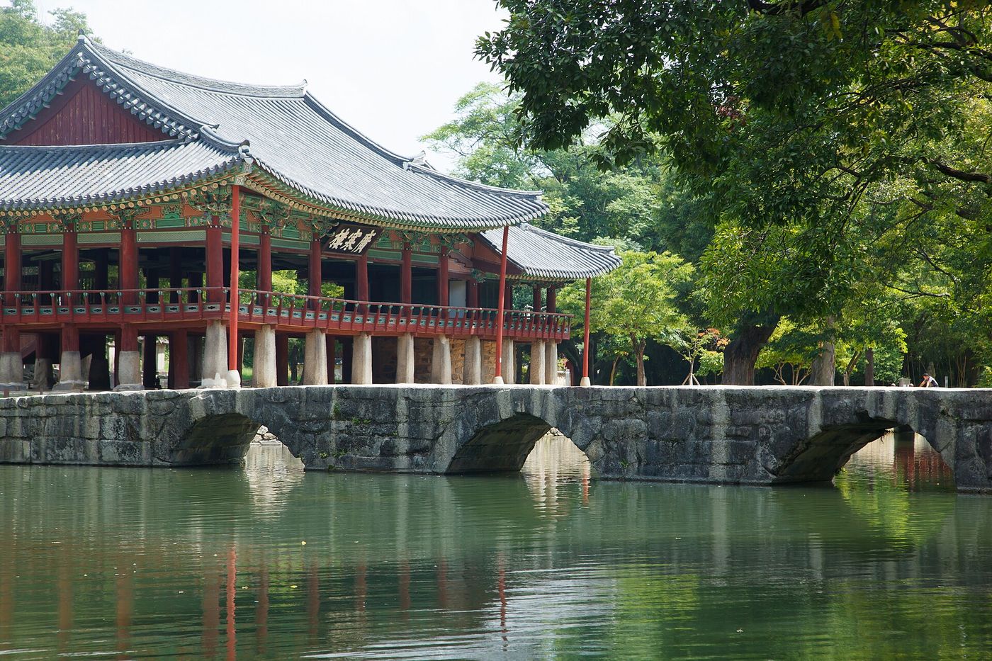 광한루원 오작교 — 네 개의 홍예로 이루어진 돌다리 너머로 광한루가 여름 녹음 속에 앉았다