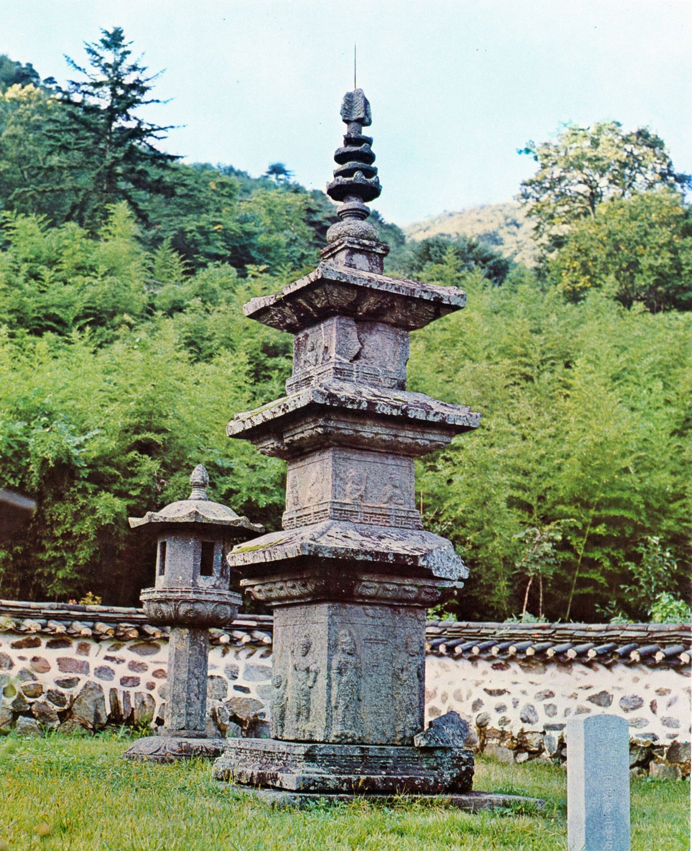 실상사 백장암 삼층석탑 — 몸돌마다 조각을 새긴 국보 석탑이 석등과 대숲을 배경으로 섰다