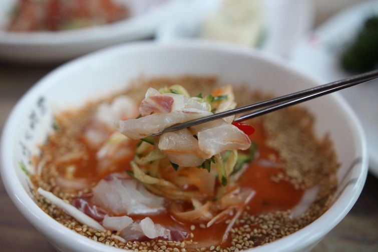 포항에서 뭘 먹을까 — 물회·과메기·대게·회덮밥, 동해가 차린 한 끼
