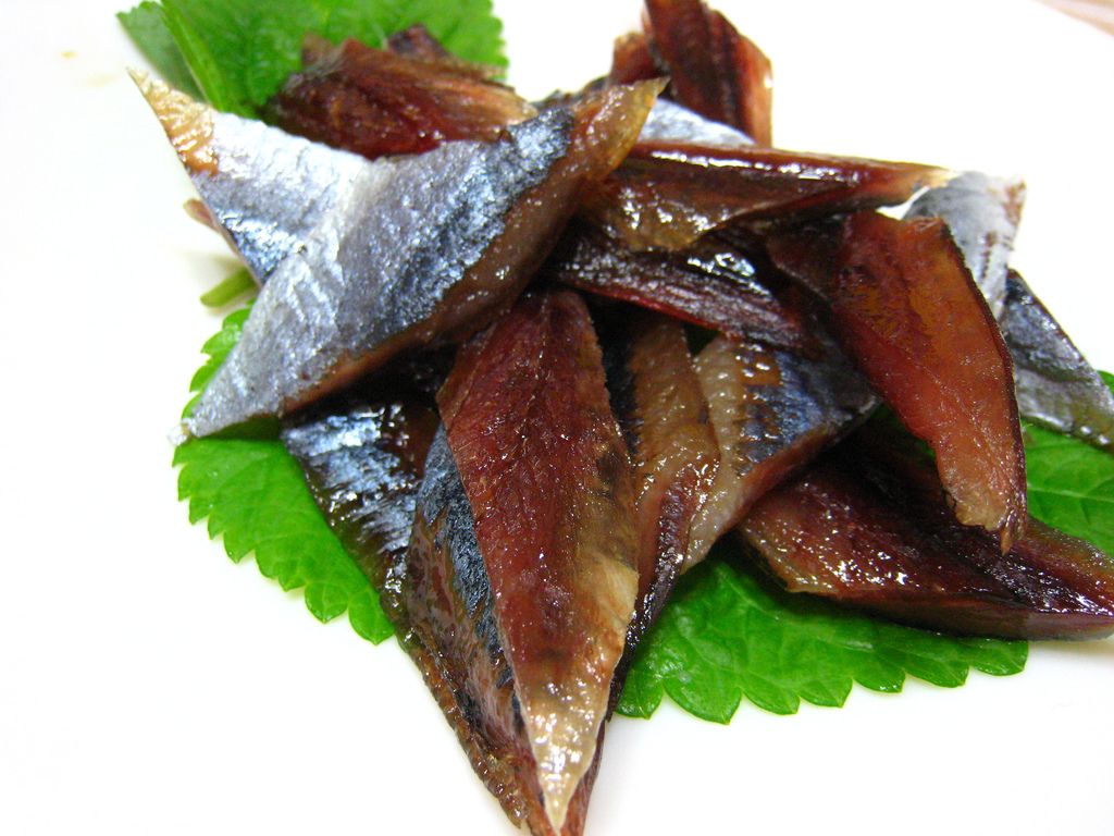 차조기잎 위에 올린 과메기 — 꾸덕하게 말라 고소함이 진하다