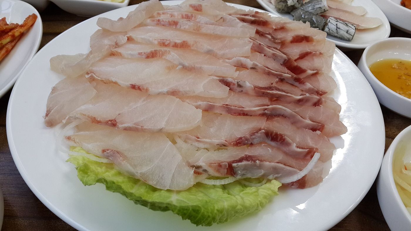 도톰하게 썰어 낸 흰살생선 회 한 상 — 담백하고 씹을수록 단맛이 돈다