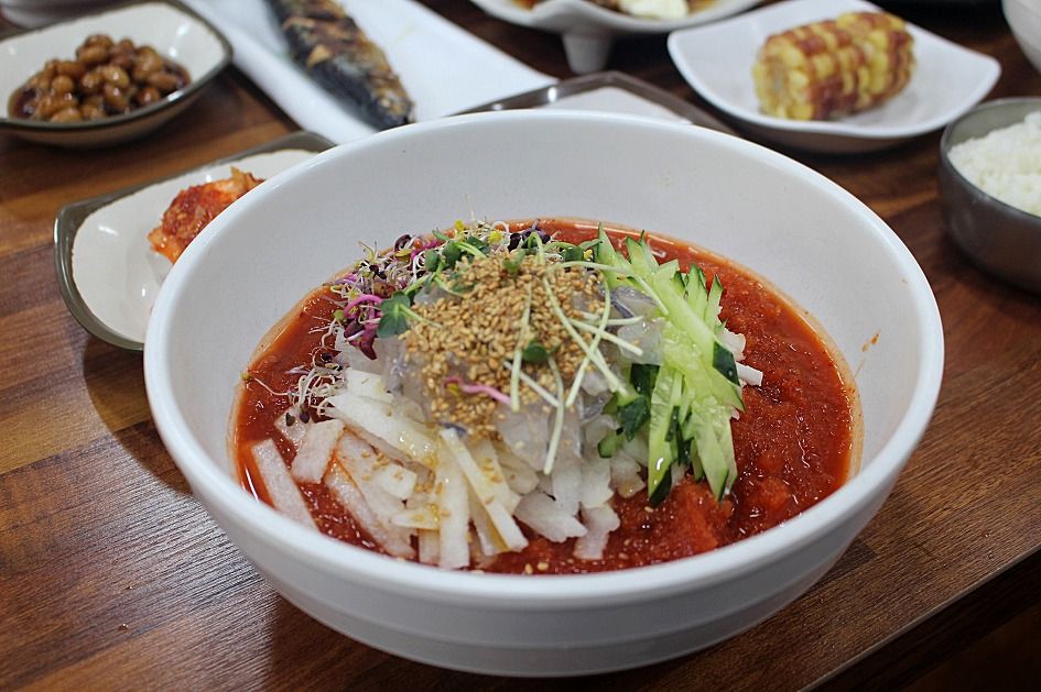 얼음 육수에 흰살생선을 썰어 넣고 채소를 올린 포항 물회 — 밥이나 국수를 말아 마무리한다