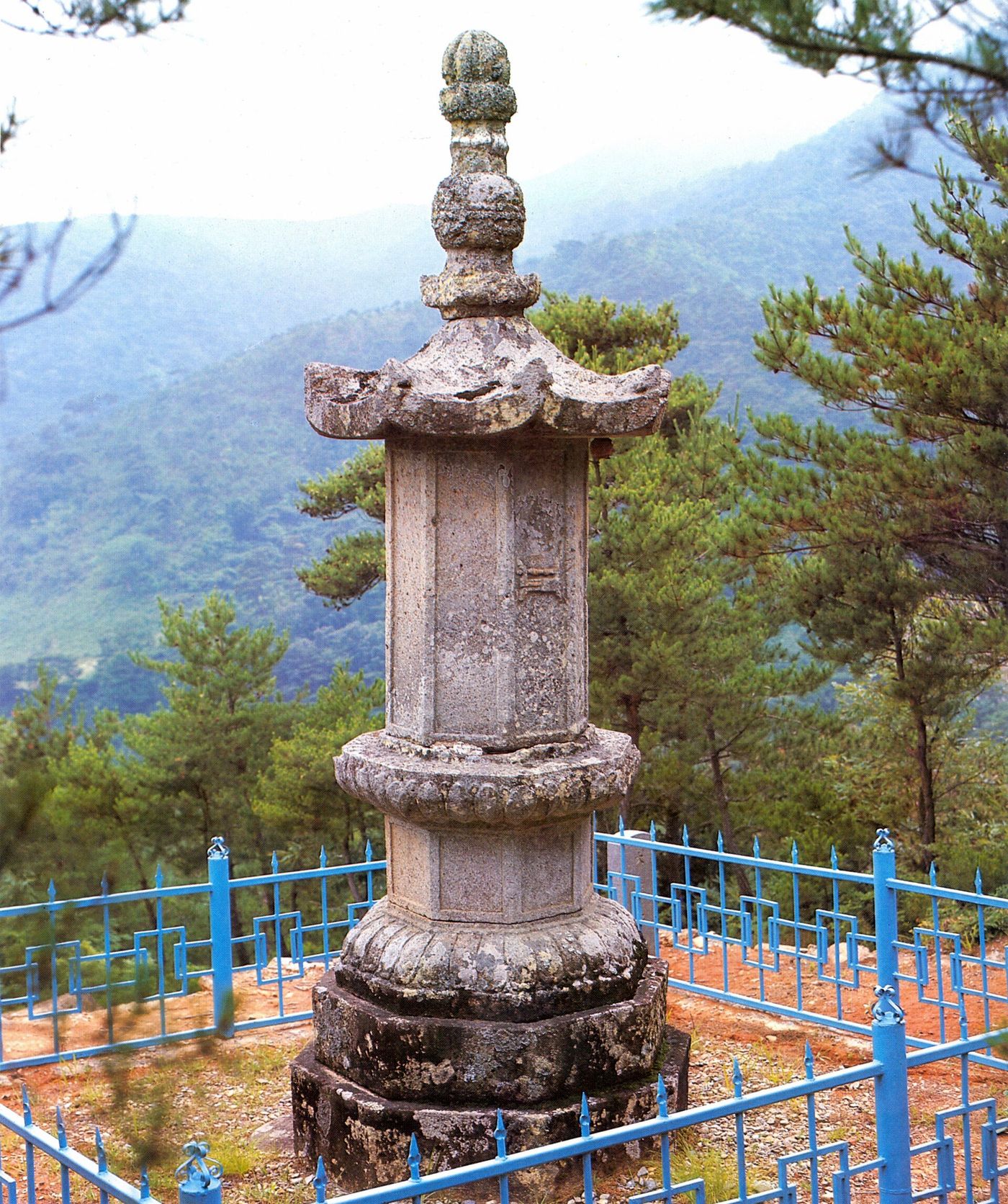 산자락에 선 보경사의 오래된 석탑