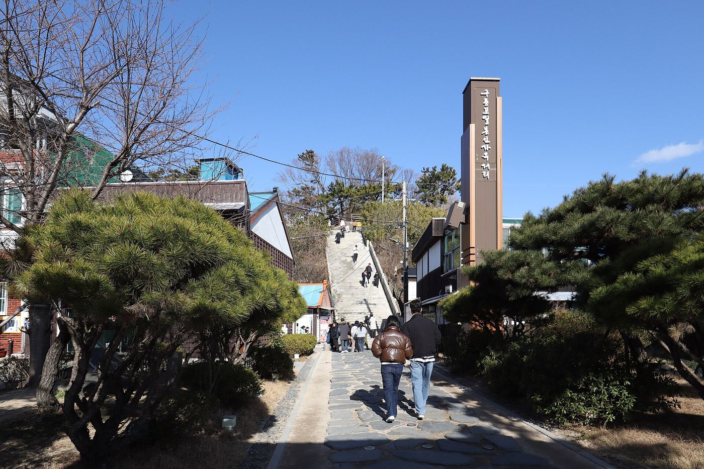 골목 안쪽으로 이어지는 돌계단과 사람들