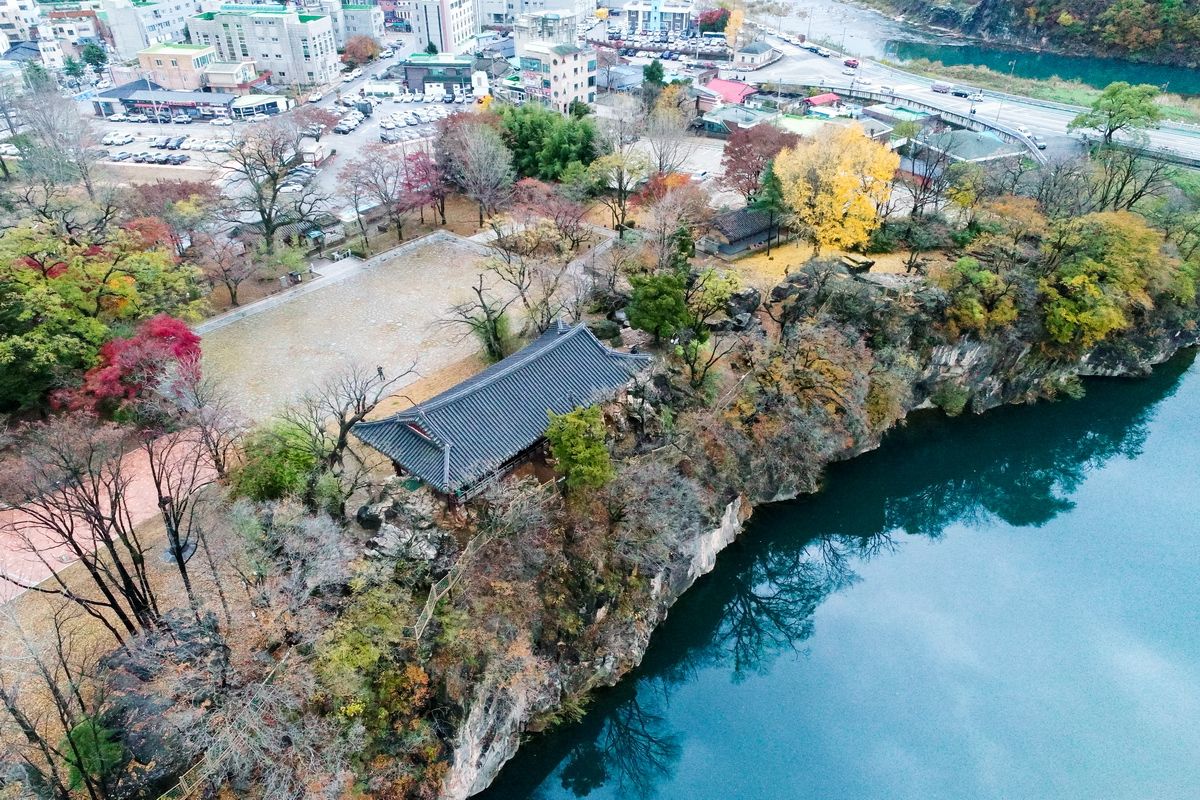 오십천 절벽 위에 자리 잡은 죽서루 — 강을 굽어보는 관동팔경의 누각