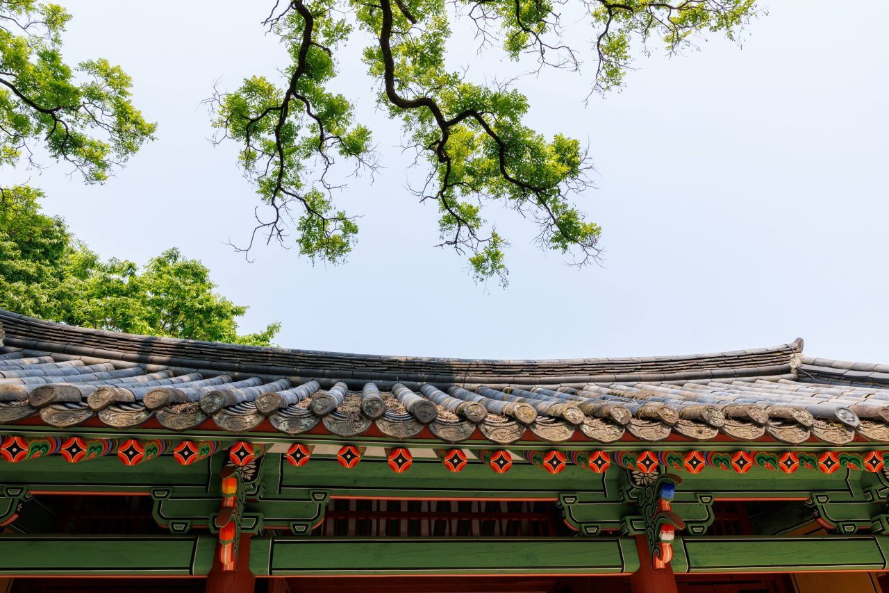 죽서루의 처마와 단청 — 자연 암반 위에 올린 옛 목수의 솜씨