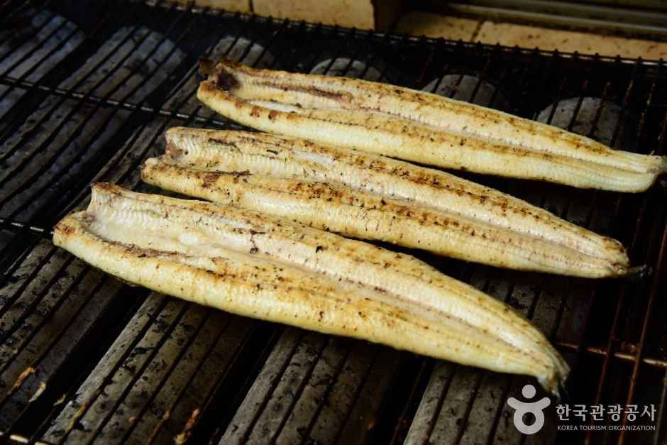 노릇하게 구운 장어구이 — 생강과 함께 싸 먹는 여름 보양식
