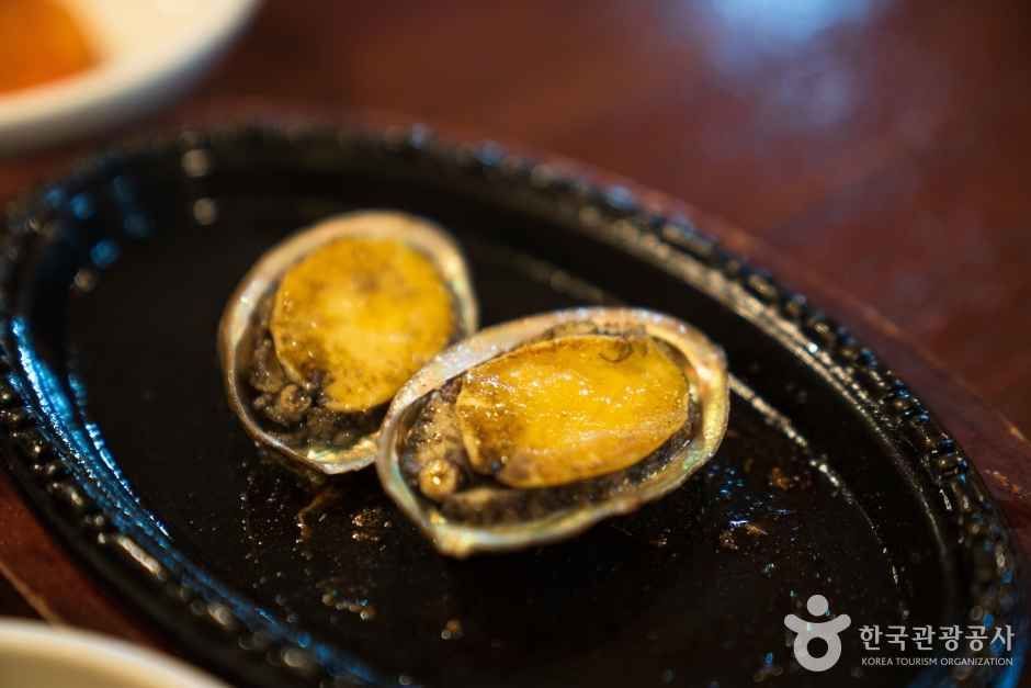 버터를 올려 구운 전복 — 죽·구이·물회 어느 쪽으로도 즐기는 여름 별미