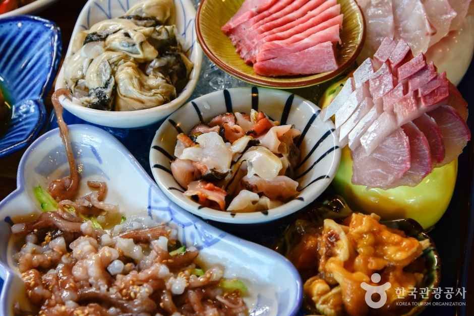 통영 다찌 한 상 — 굴·회·산낙지가 푸짐하게 오르는 남해의 해산물 상차림