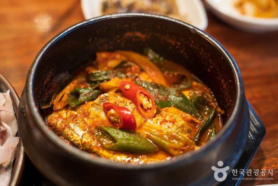 제주 갈치조림 — 두툼한 갈치를 무·양념에 졸여 낸 남도의 밥도둑
