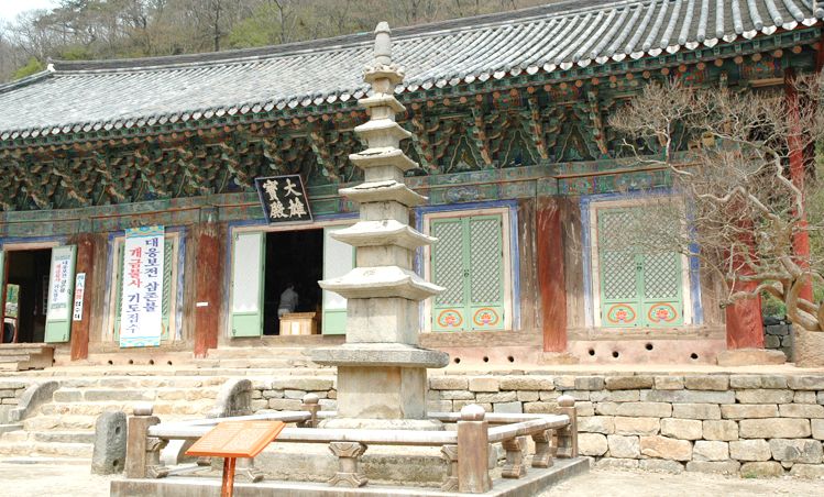 선운사 대웅보전과 그 앞의 육층석탑 — 오래된 단청을 인 법당이 봄 산자락에 단정하게 앉았다