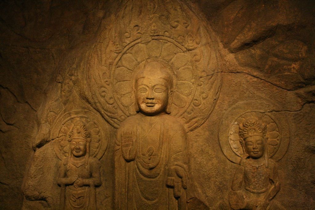 서산 마애여래삼존상 — 절벽에 새긴 세 분의 불상, 가운데 부처의 웃음이 '백제의 미소'로 불린다