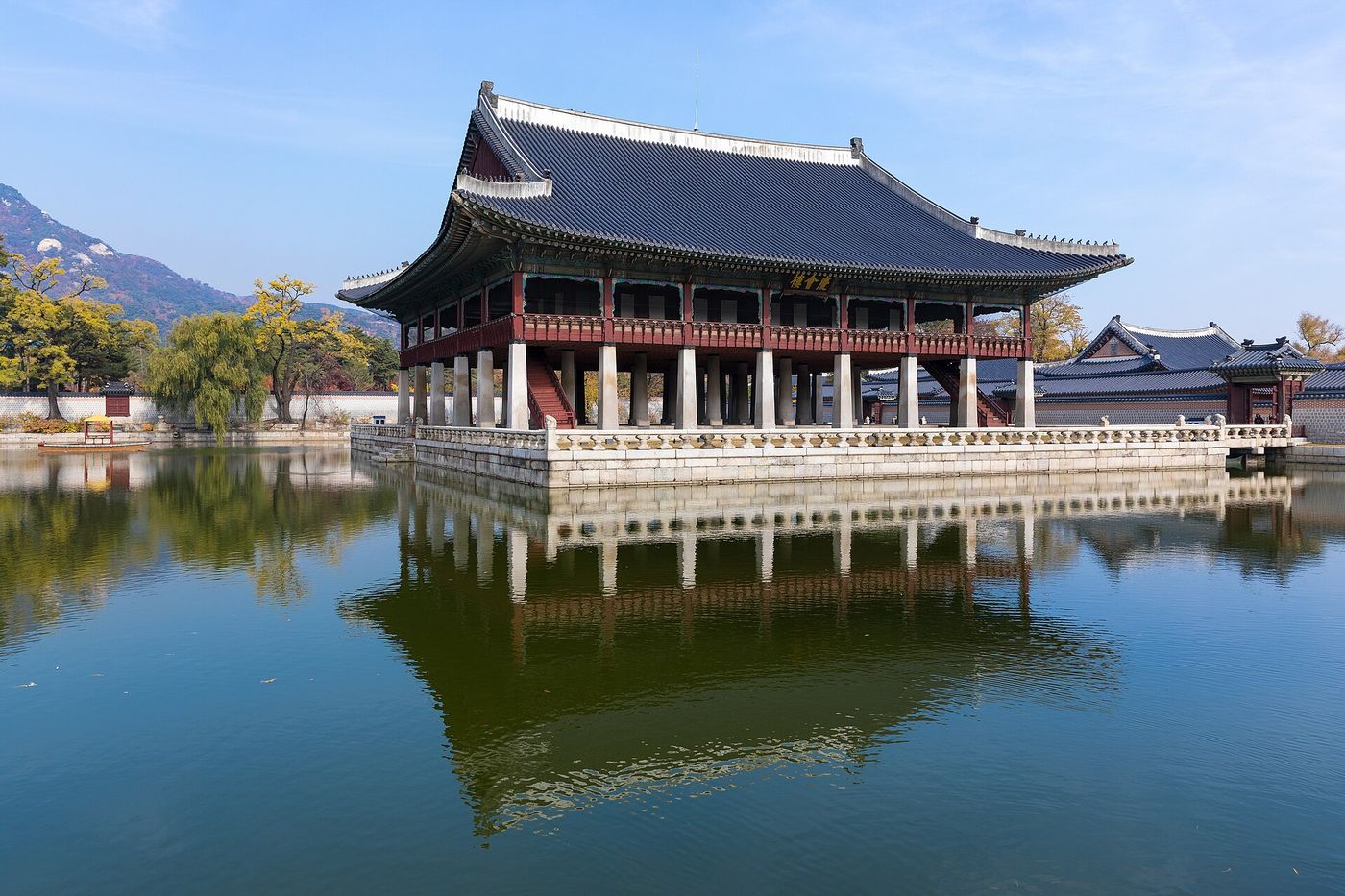 경복궁 경회루 — 연못 위에 세운 누각이 물에 그대로 비친다
