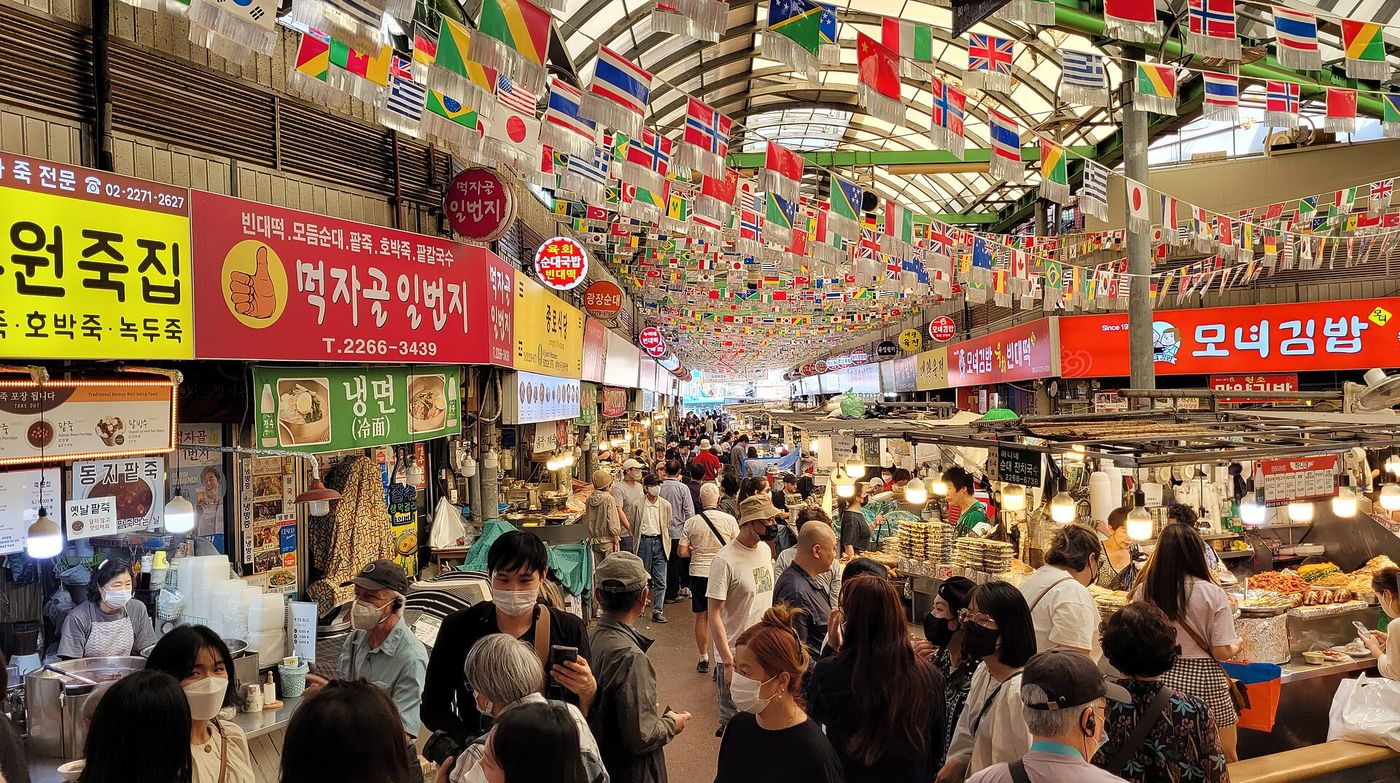 광장시장 — 좌판이 늘어선 먹자골목에 사람들이 북적인다