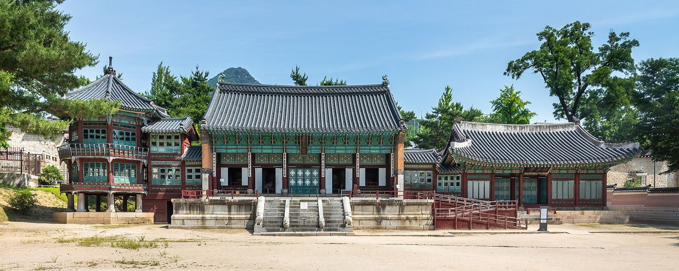 파란 하늘 아래 집옥재 — 경복궁 안쪽의 단정한 전각