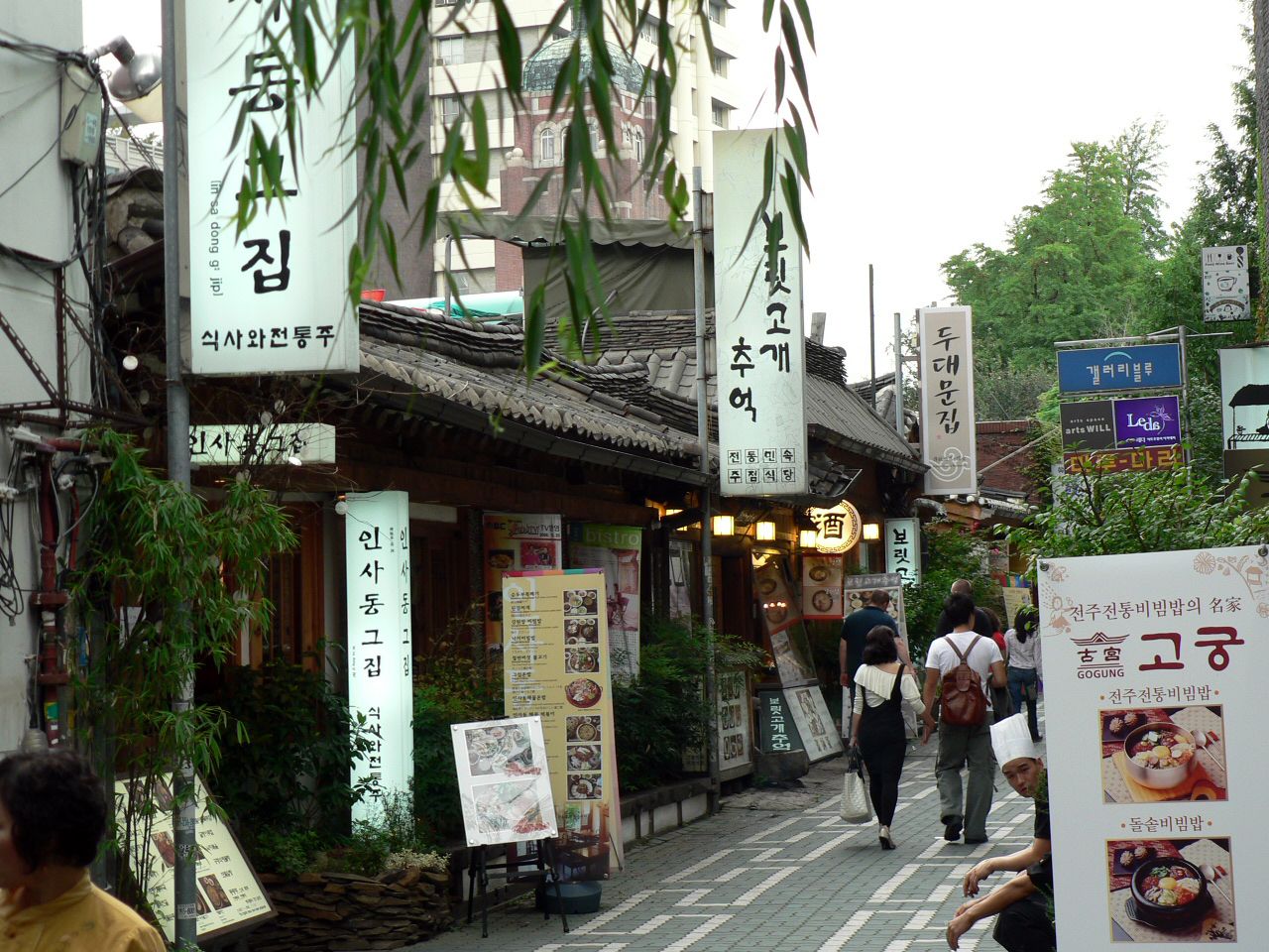 인사동 큰길 — 화방과 골동품 상점이 옛 거리의 정취를 더한다