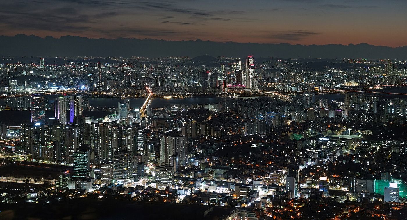 남산 전망대에서 본 서울 야경 — 한강과 빌딩 숲에 하나둘 불이 켜진다