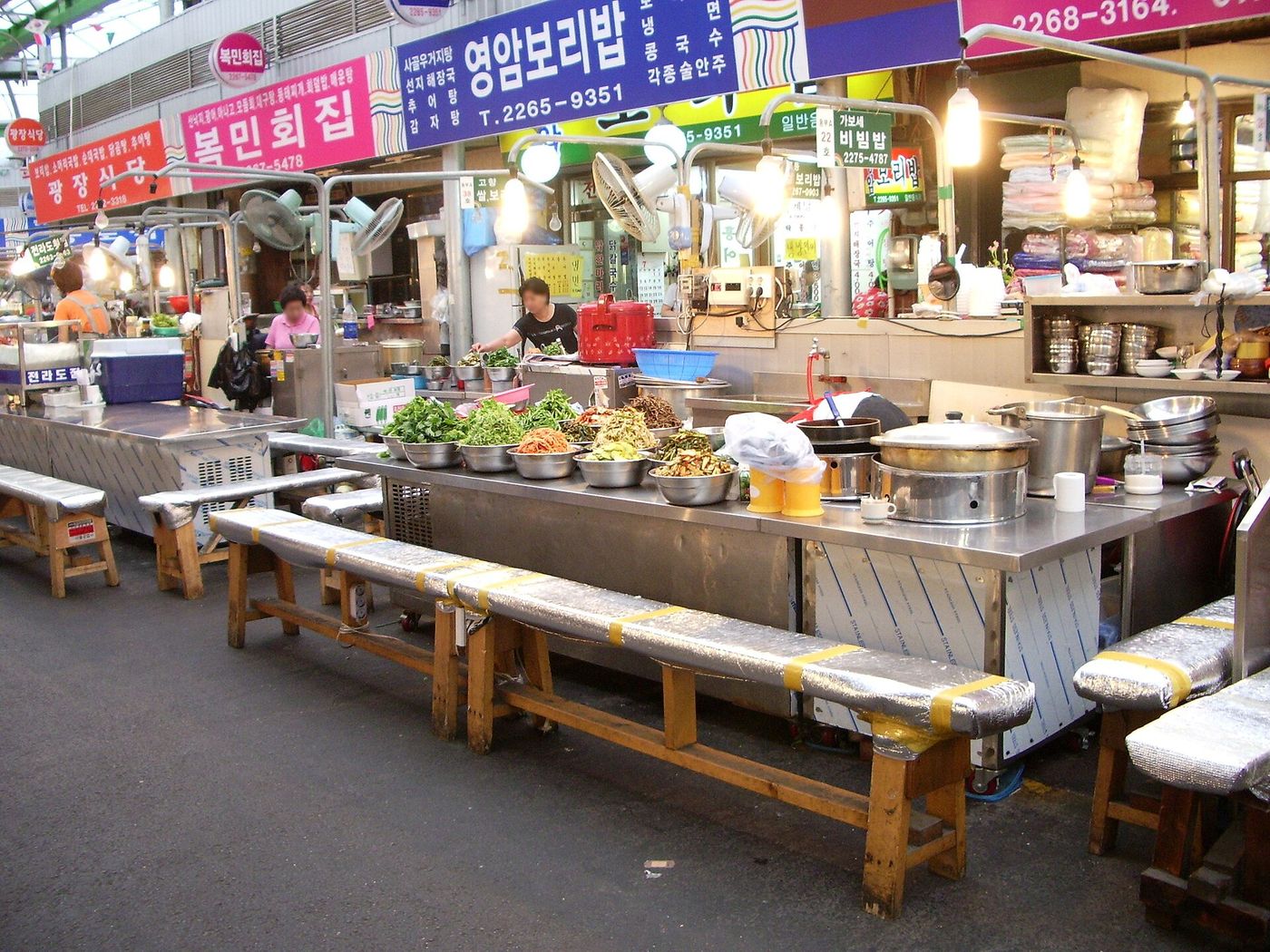 보리밥·회집 좌판과 나물 반찬이 늘어선 시장 먹자골목