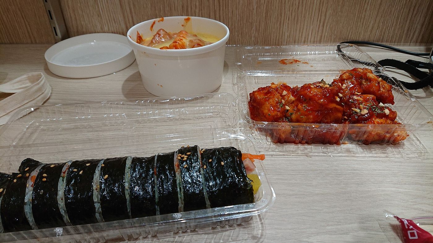 김밥·양념치킨·치즈떡볶이를 함께 차린 명동 분식 한 상