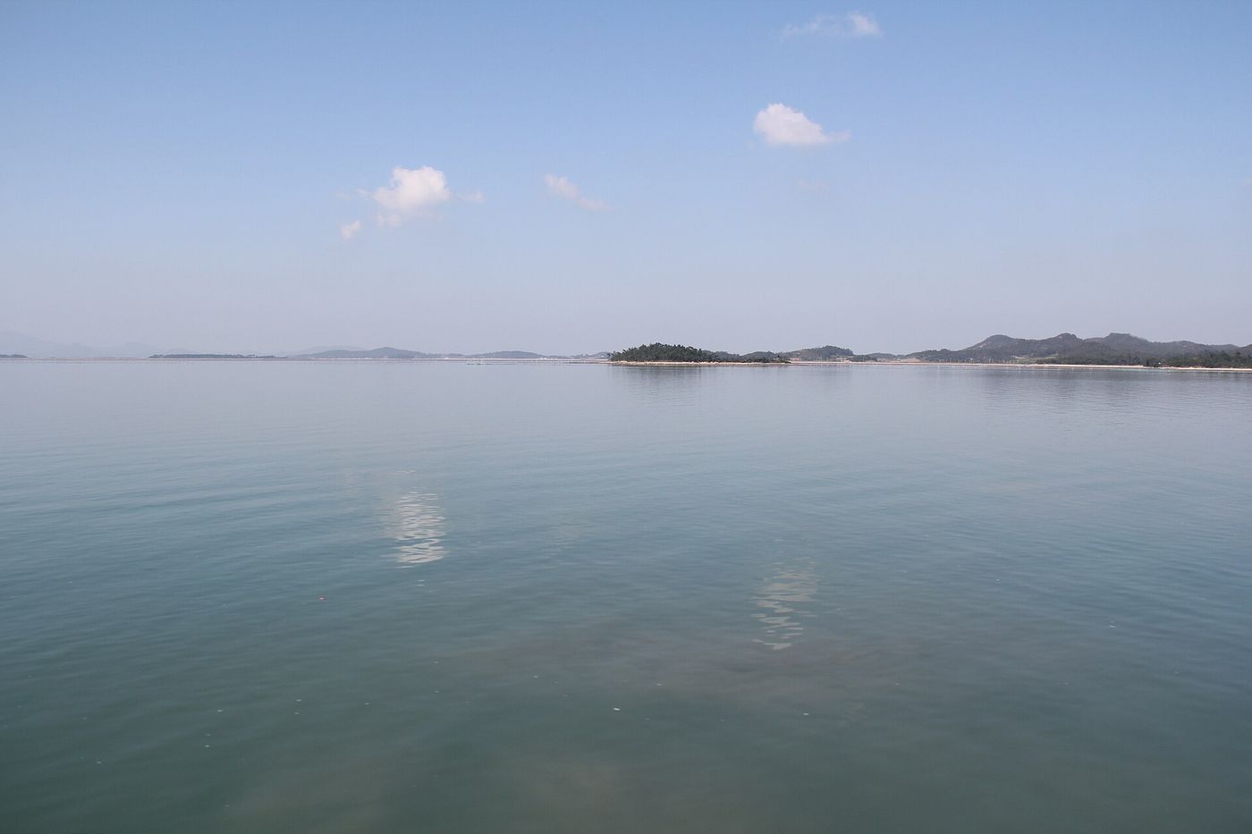 해가 기울며 바다와 갯벌이 함께 물드는 증도의 저녁