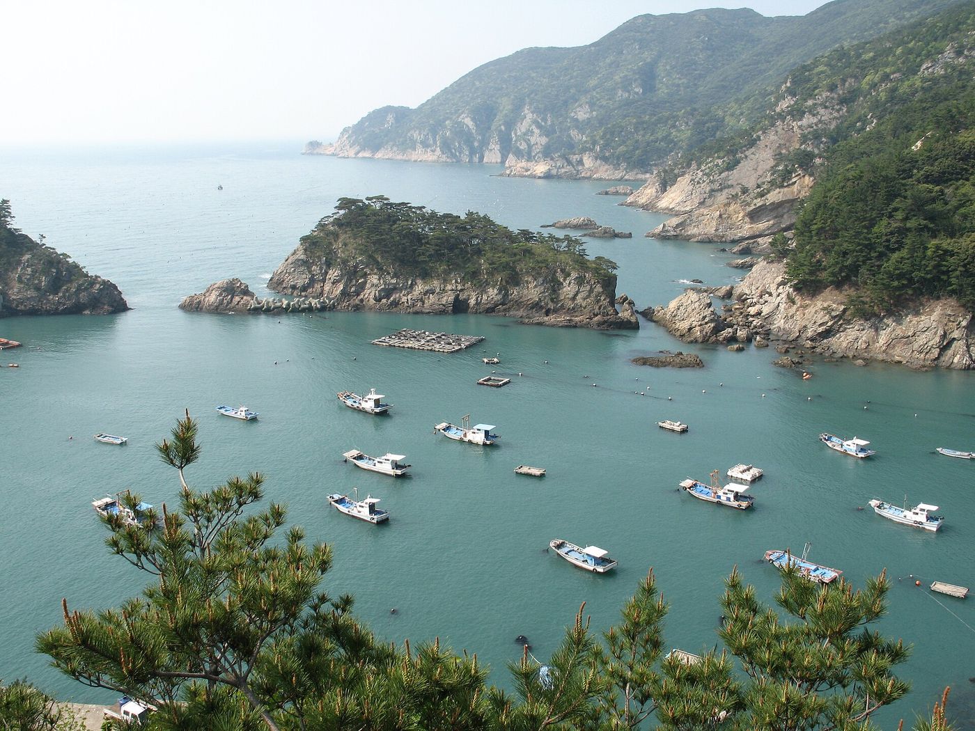 흑산도 항구와 마을, 그 뒤로 이어지는 능선