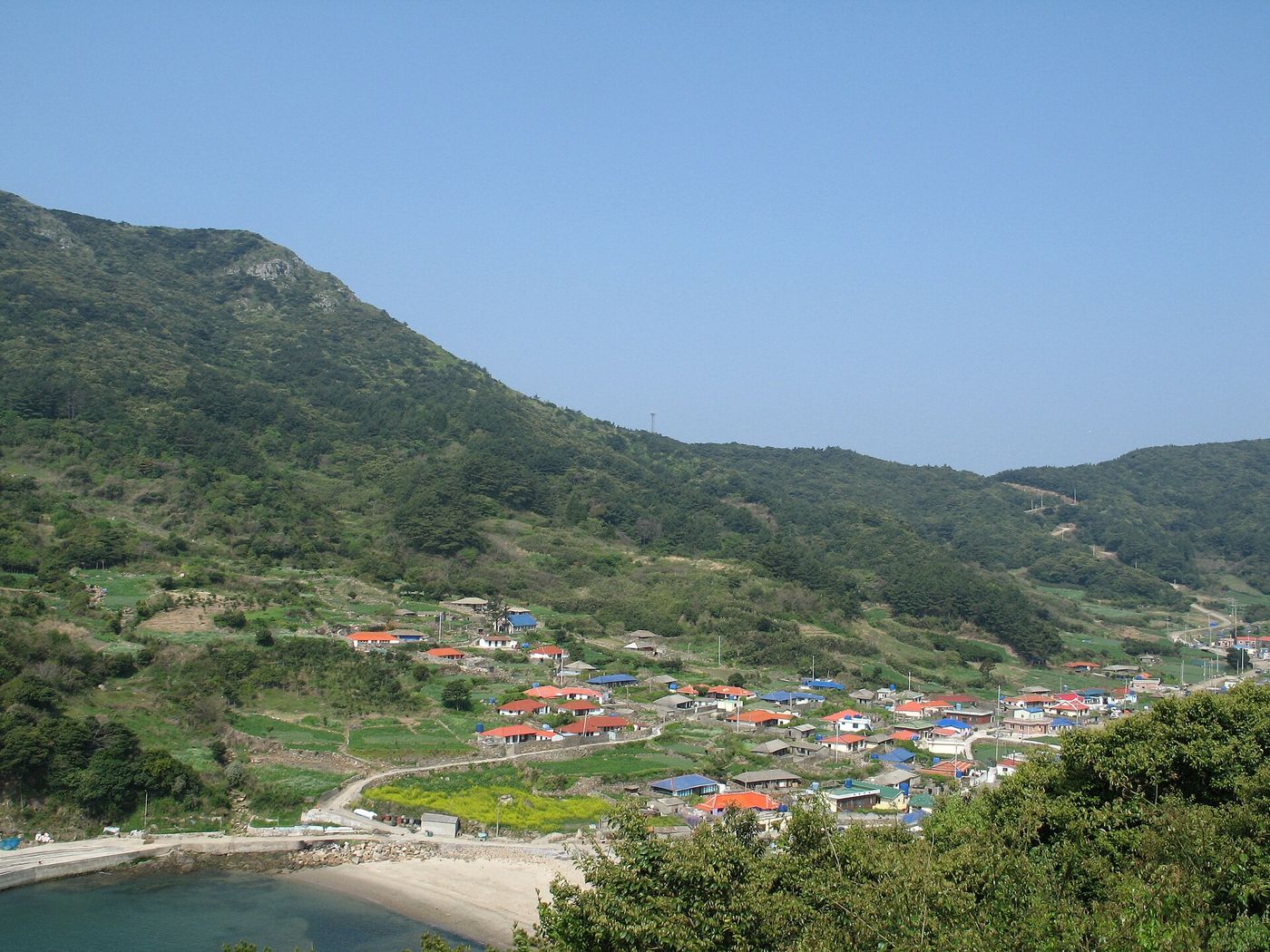 섬 비탈에 자리 잡은 흑산도 마을 풍경