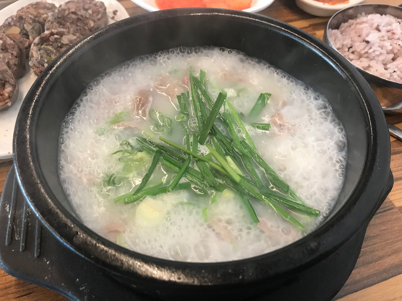 뜨끈한 아바이순댓국 — 잡곡밥을 곁들여 바닷바람에 식은 몸을 데운다
