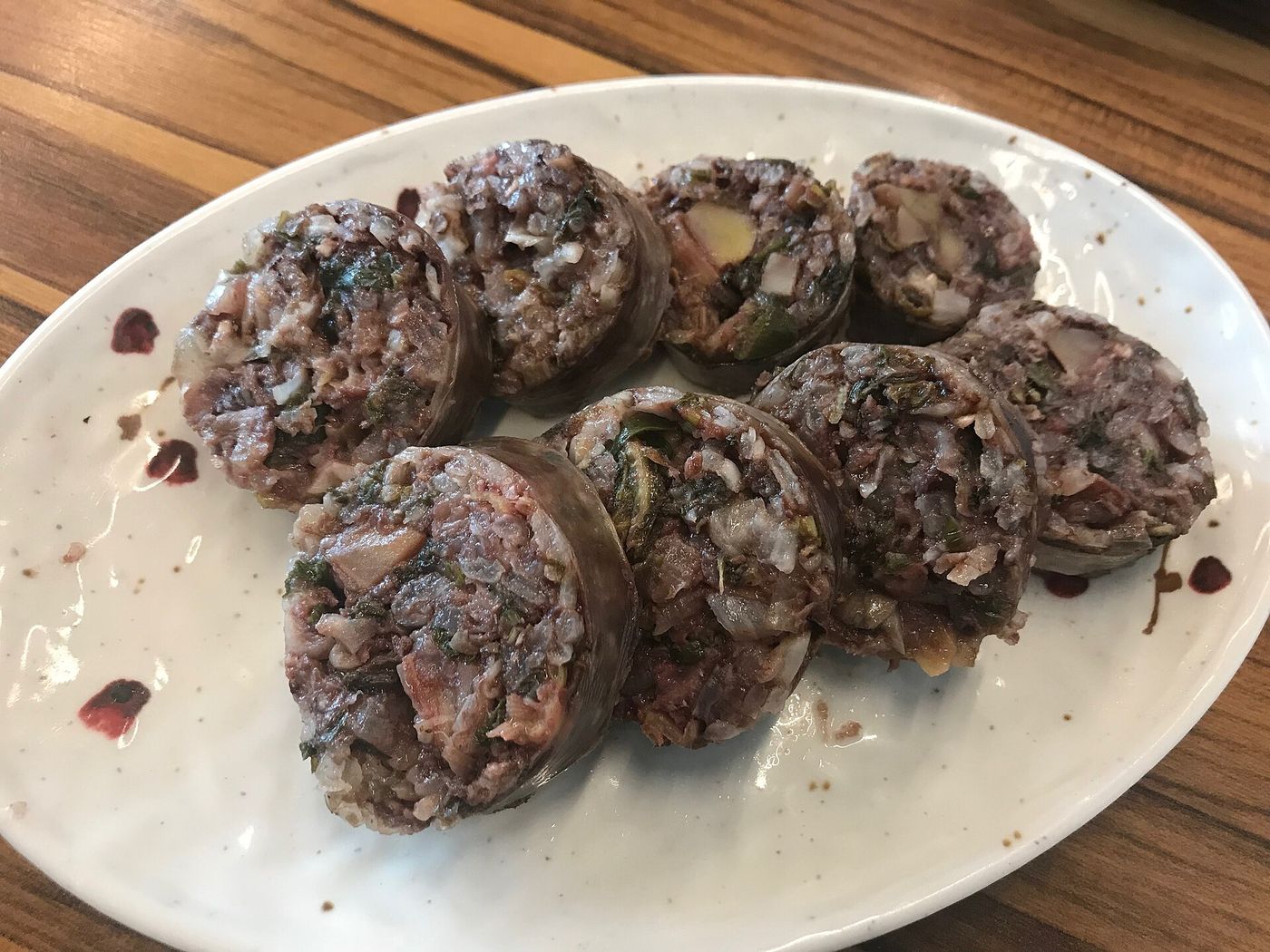 굵게 썰어 낸 아바이순대 — 찹쌀과 선지·채소를 대창에 채워 속이 알차다