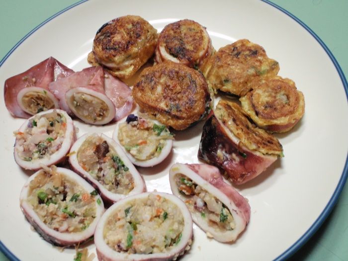 오징어 몸통에 채소와 당면을 채워 쪄 낸 오징어순대 — 링 안에 소가 알록달록 박혔다