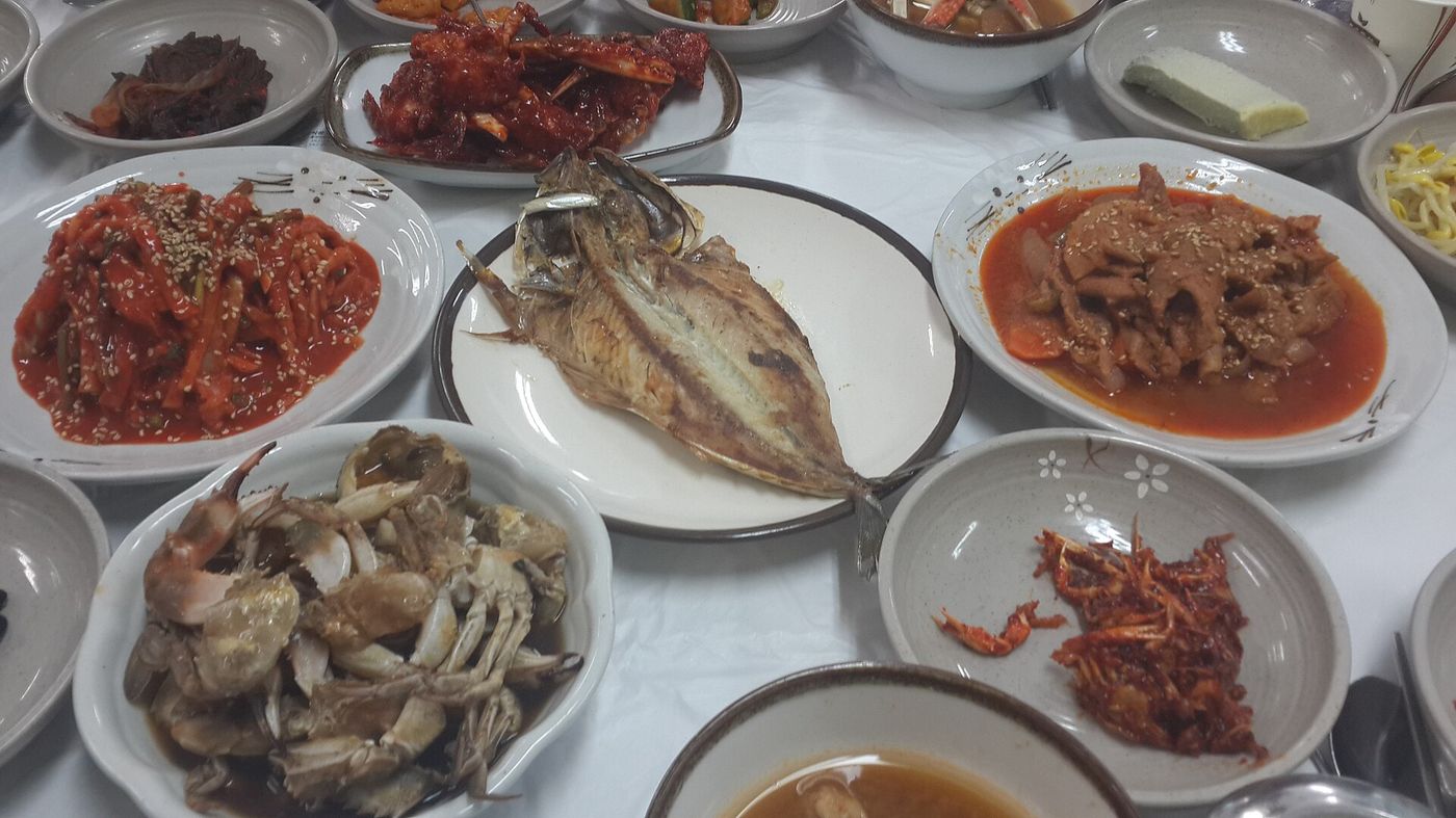 여러 생선을 구워 반찬과 함께 낸 생선구이 한 상 — 짭짤한 살에 흰밥이 절로 넘어간다