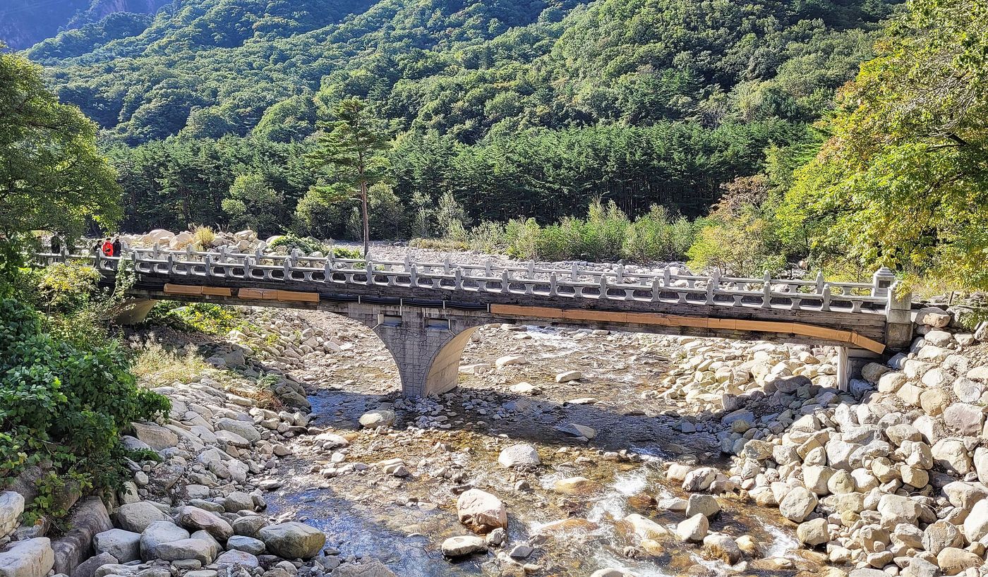 설악산 소공원 입구 일대 — 계곡을 가로지르는 돌다리 너머로 탐방로가 갈린다
