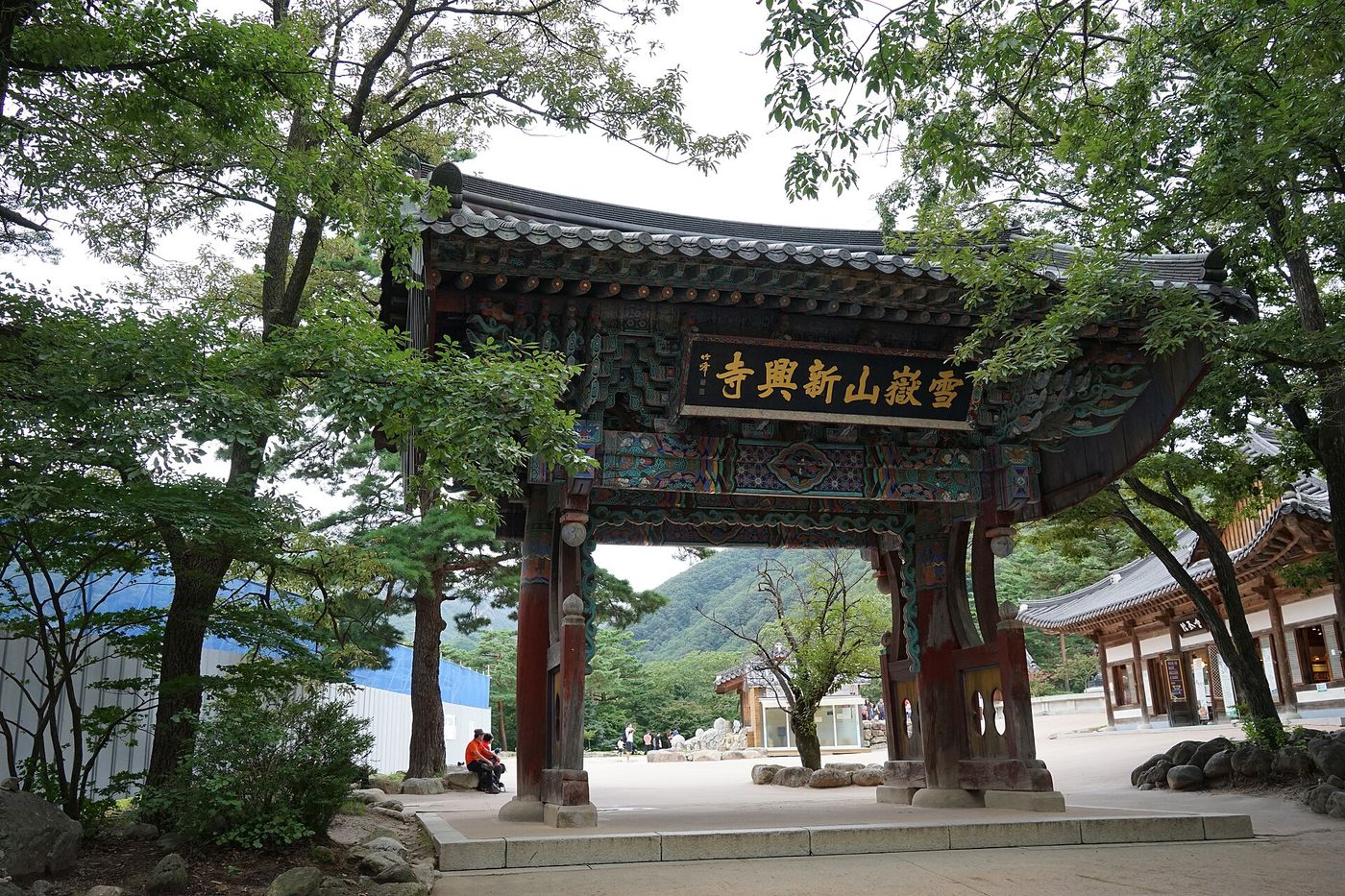 설악산 신흥사 — 외설악 들머리의 천년고찰, 바위 봉우리를 배경으로 단청 전각이 늘어선다