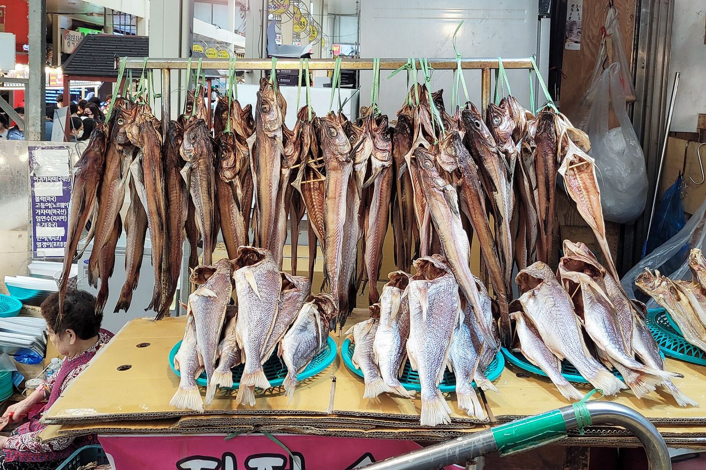 속초 중앙시장 골목 — 먹거리 가판이 빼곡해 들어서면 고소한 기름 냄새가 가득하다