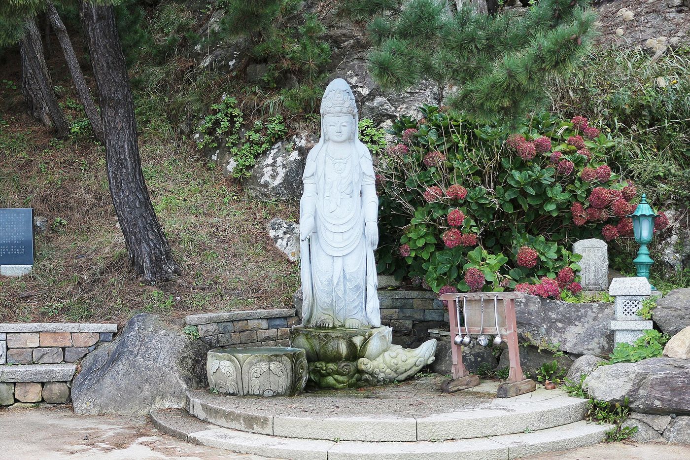 낙산해변 백사장 — 동해안에서 손꼽히게 너르고 완만한 양양의 모래밭