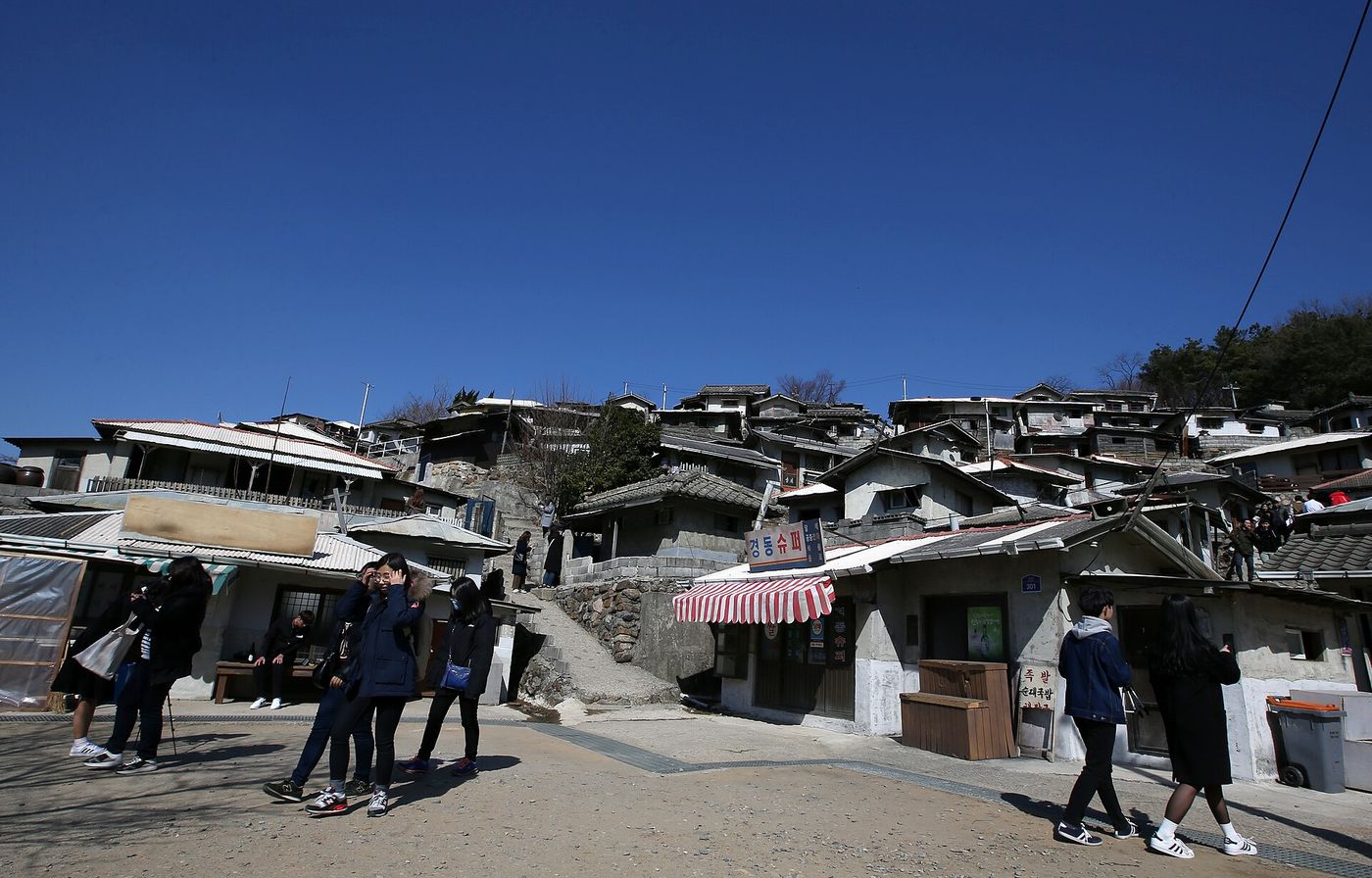 순천 드라마촬영장 — 옛 달동네 세트의 좁은 골목과 구멍가게, 빨간 차양이 그 시절을 재현한다