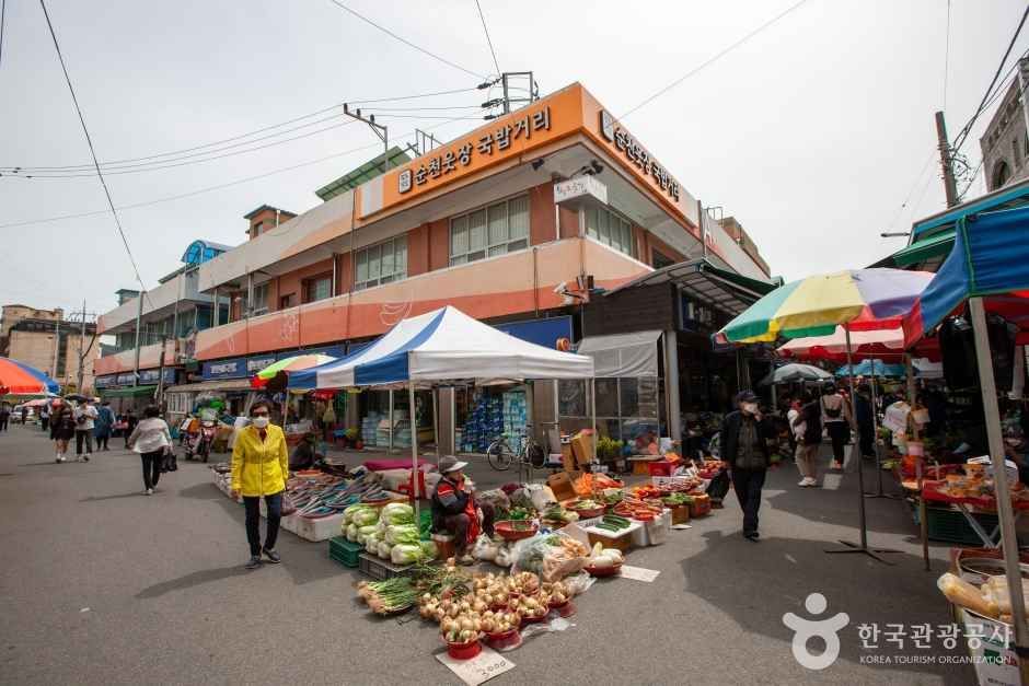웃장 시장 풍경 — 남도 오일장의 활기가 좌판마다 묻어난다