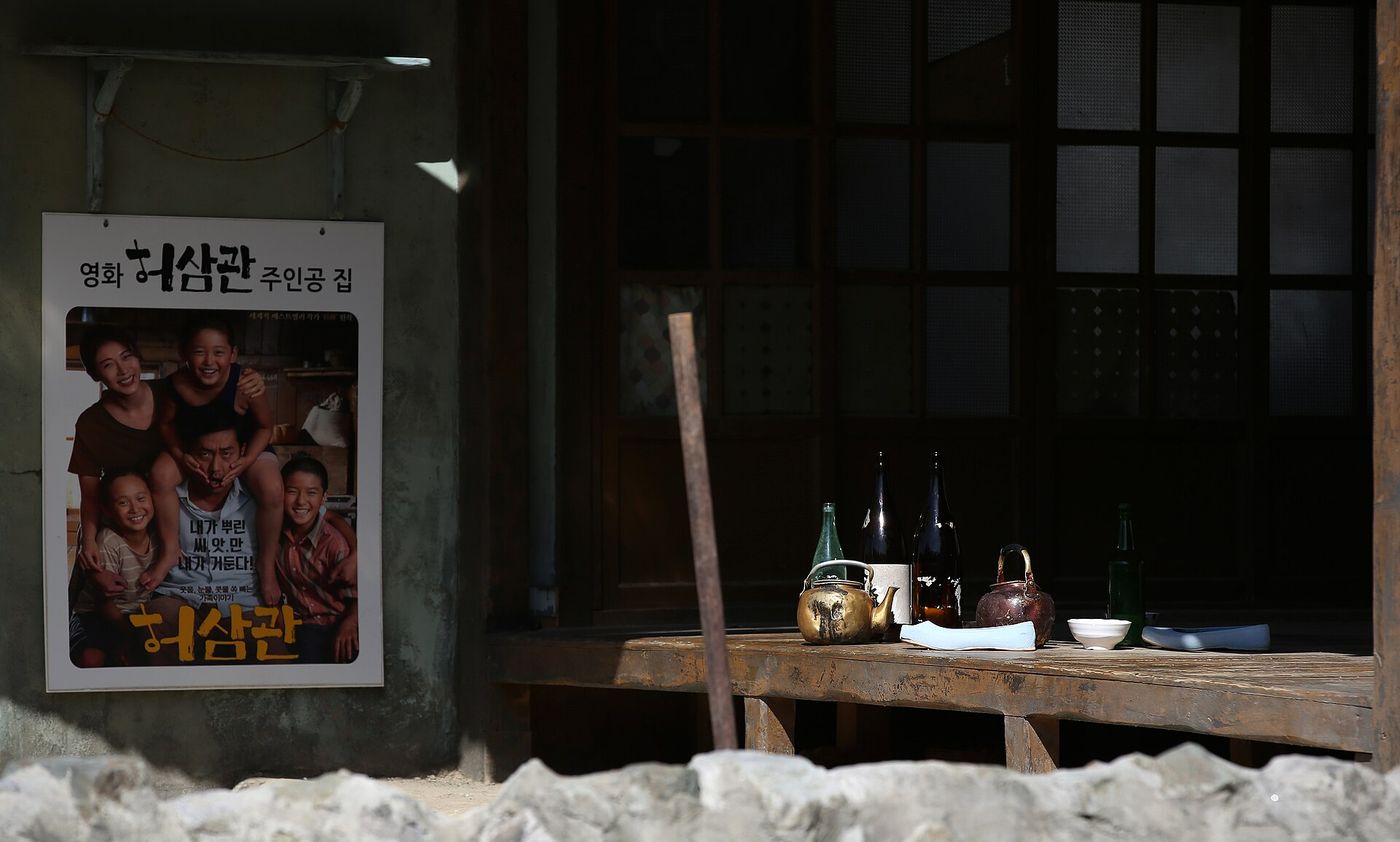 순천드라마촬영장의 옛집 — 영화 소품 그대로의 툇마루와 술병
