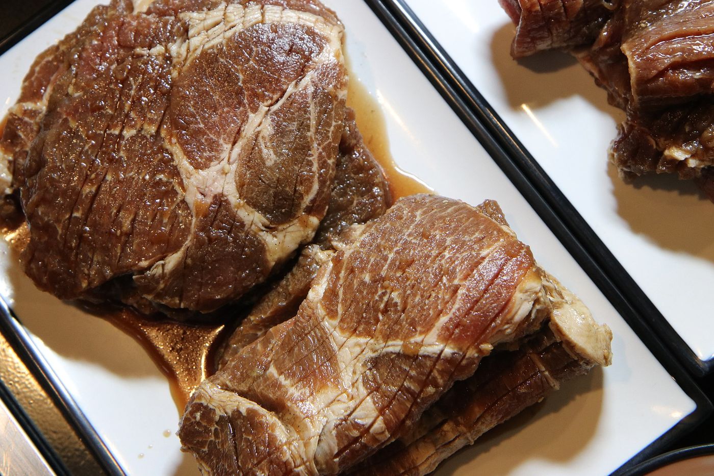 굽기 전 칼집을 낸 양념 소갈비 — 살을 넓게 펴 양념이 고루 배도록 다듬어 둔다