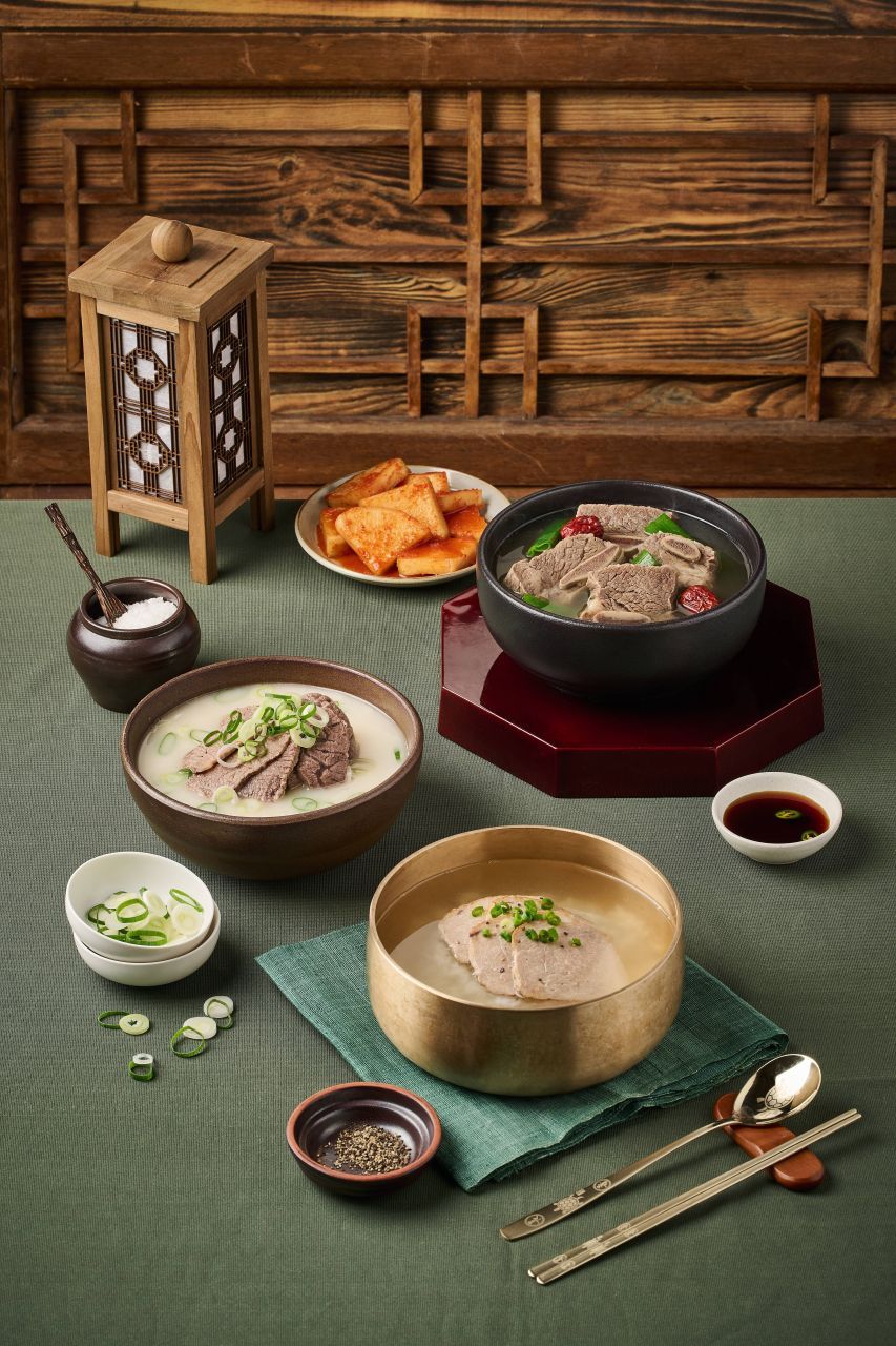 굵은 갈비뼈와 대추를 넣어 우려낸 갈비탕 한 상 — 깍두기와 다진 양념장을 곁들여 낸다