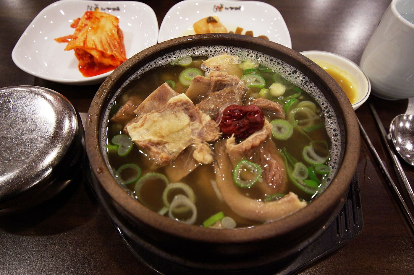 뚝배기 갈비탕 — 굵은 갈비뼈와 대추를 넣어 깊게 우려낸 맑은 국물에 파를 듬뿍 올린다