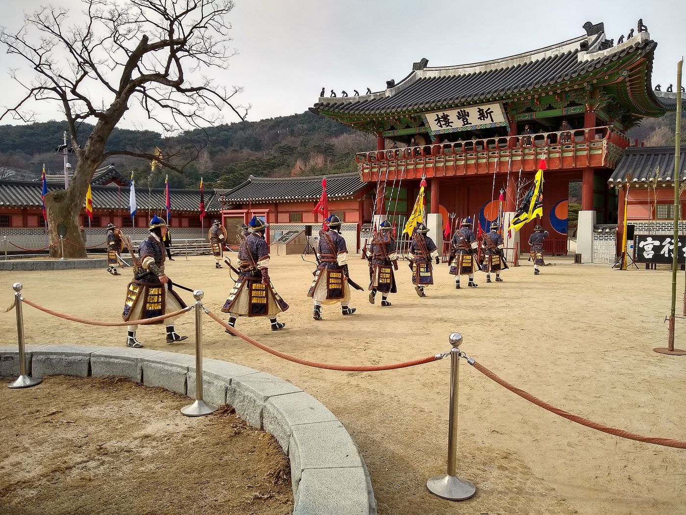 화성행궁 신풍루 앞에서 펼쳐지는 무예24기 시범