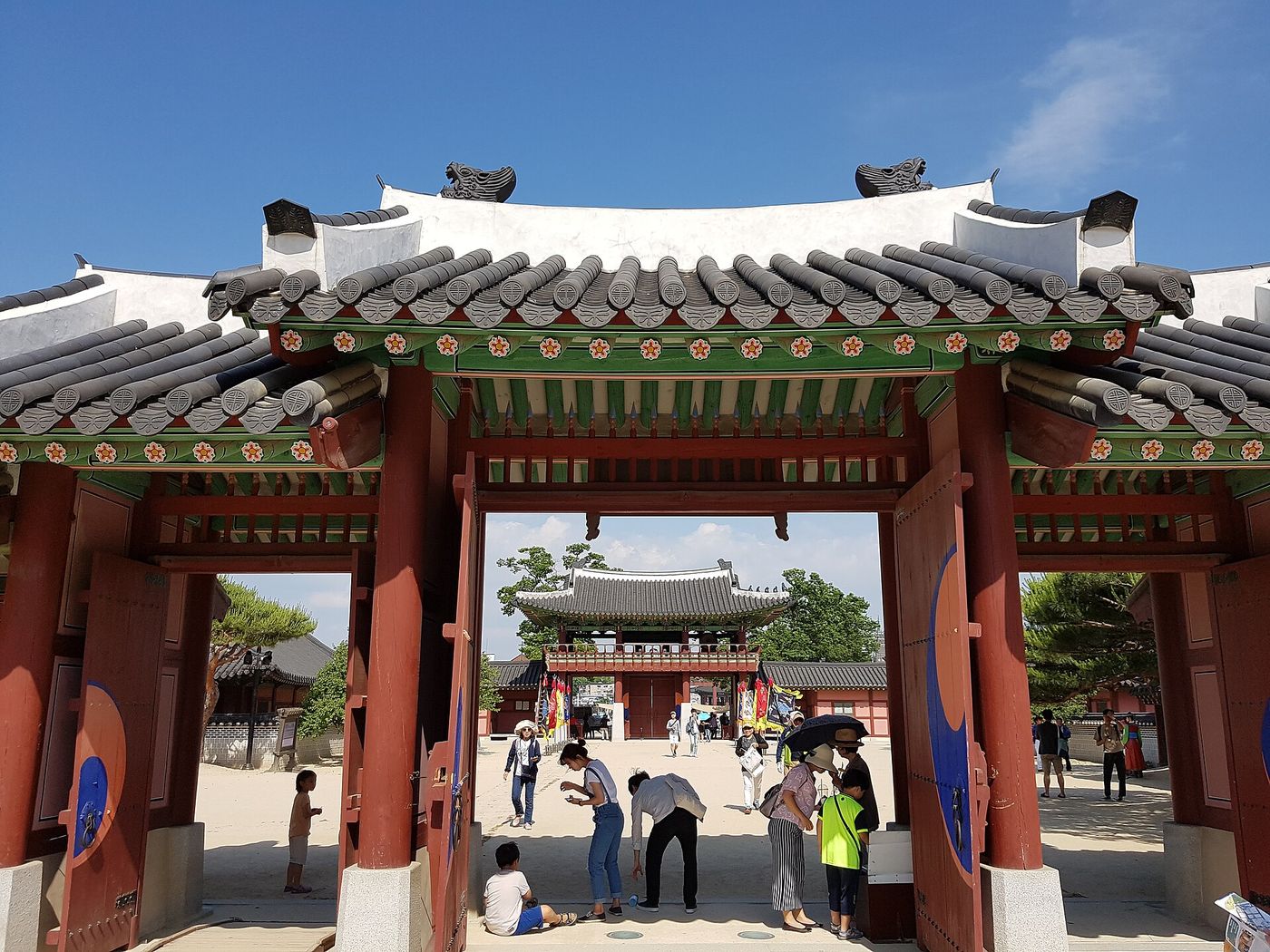 관람객이 드나드는 화성행궁 안뜰
