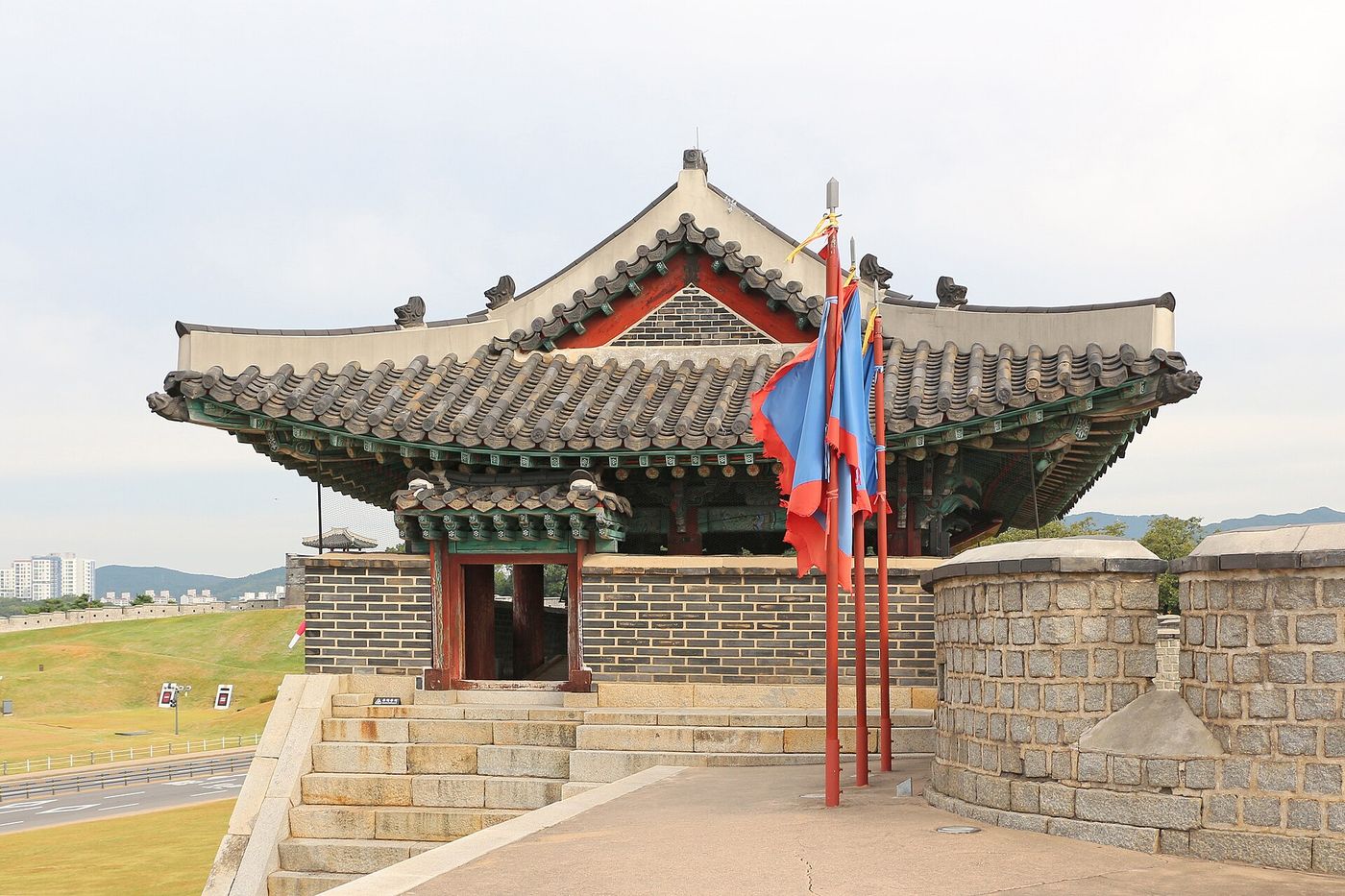 수원 화성 동문 창룡문과 옹성