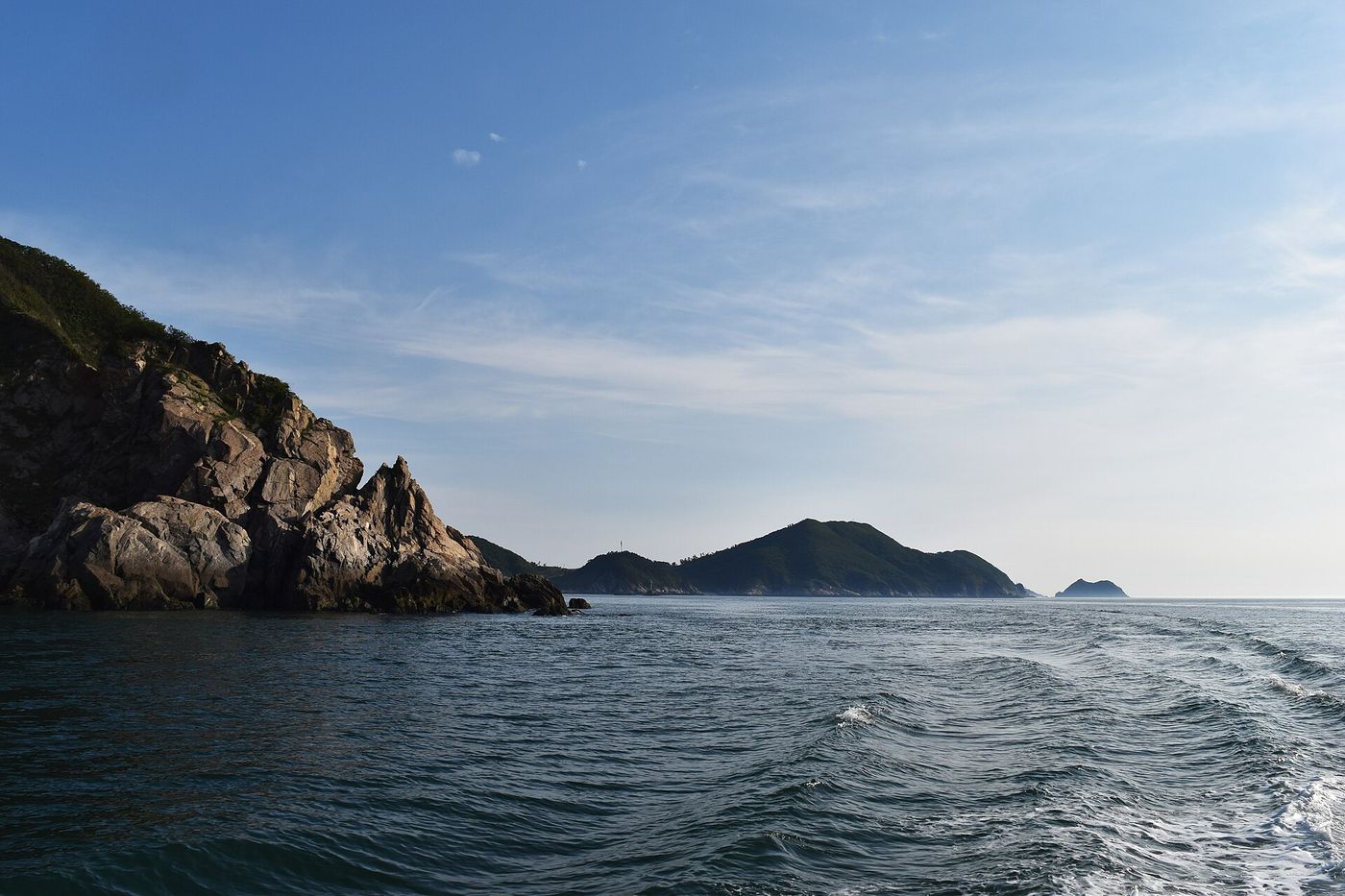 배 위에서 바라본 가의도 해안 절벽