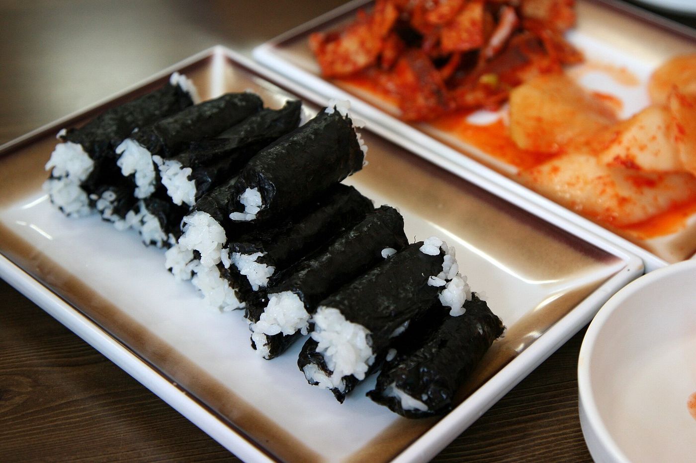 충무김밥 — 가늘게 만 맨김밥에 무김치와 매콤한 오징어무침을 따로 곁들여 먹는다