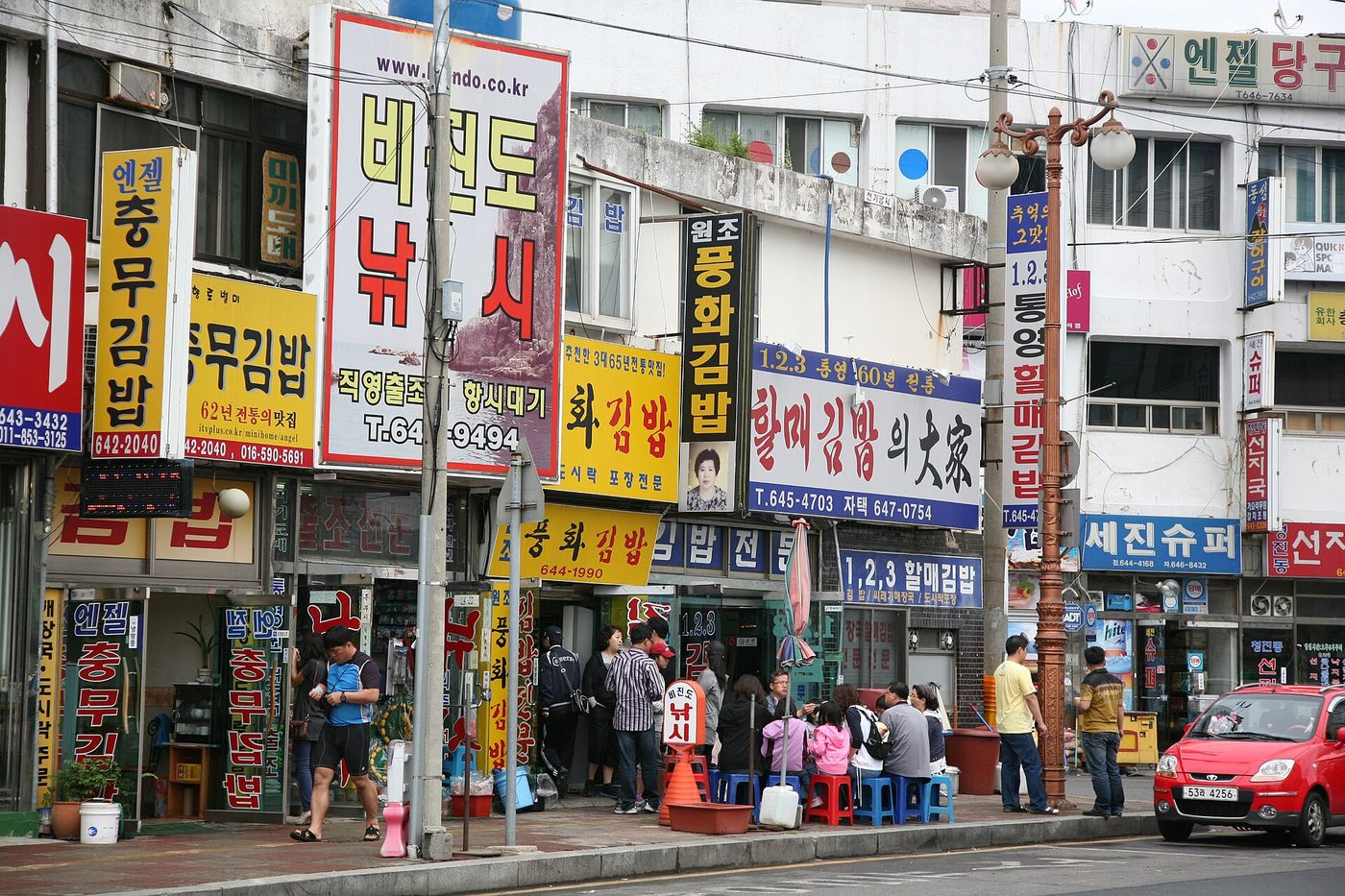 충무김밥 거리 — 강구안 가까이 비슷한 간판의 김밥집이 늘어서 있다