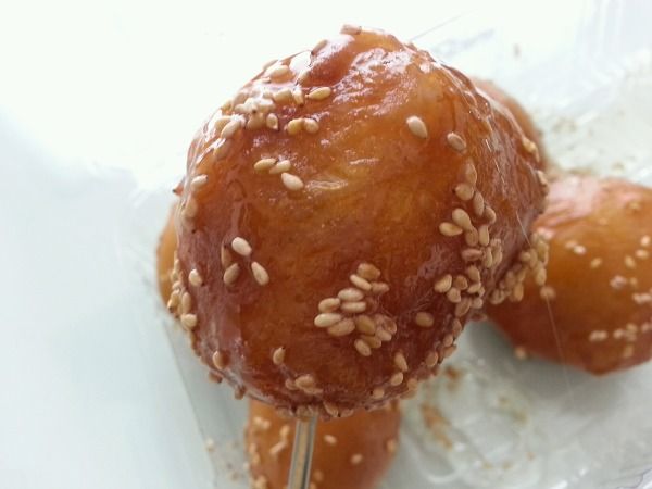 통영 꿀빵 — 팥소를 넣어 튀긴 빵에 조청을 입히고 깨를 뿌린 향토 군것질