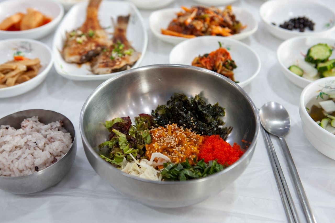 멍게비빔밥 — 멍게와 채소·날치알·김을 올려 참기름에 비벼 먹는 봄의 한 그릇